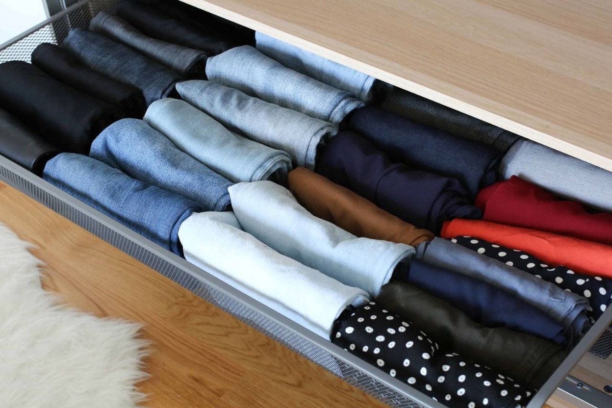 складывать в шкаф одежду во сне
