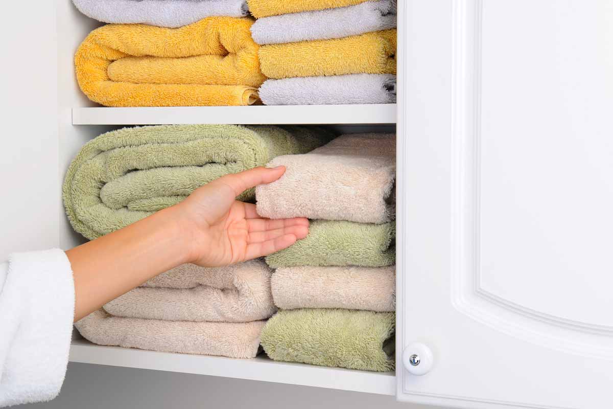 Как сложить полотенца в шкафу красиво и компактно: 5 способов и полезные советы
