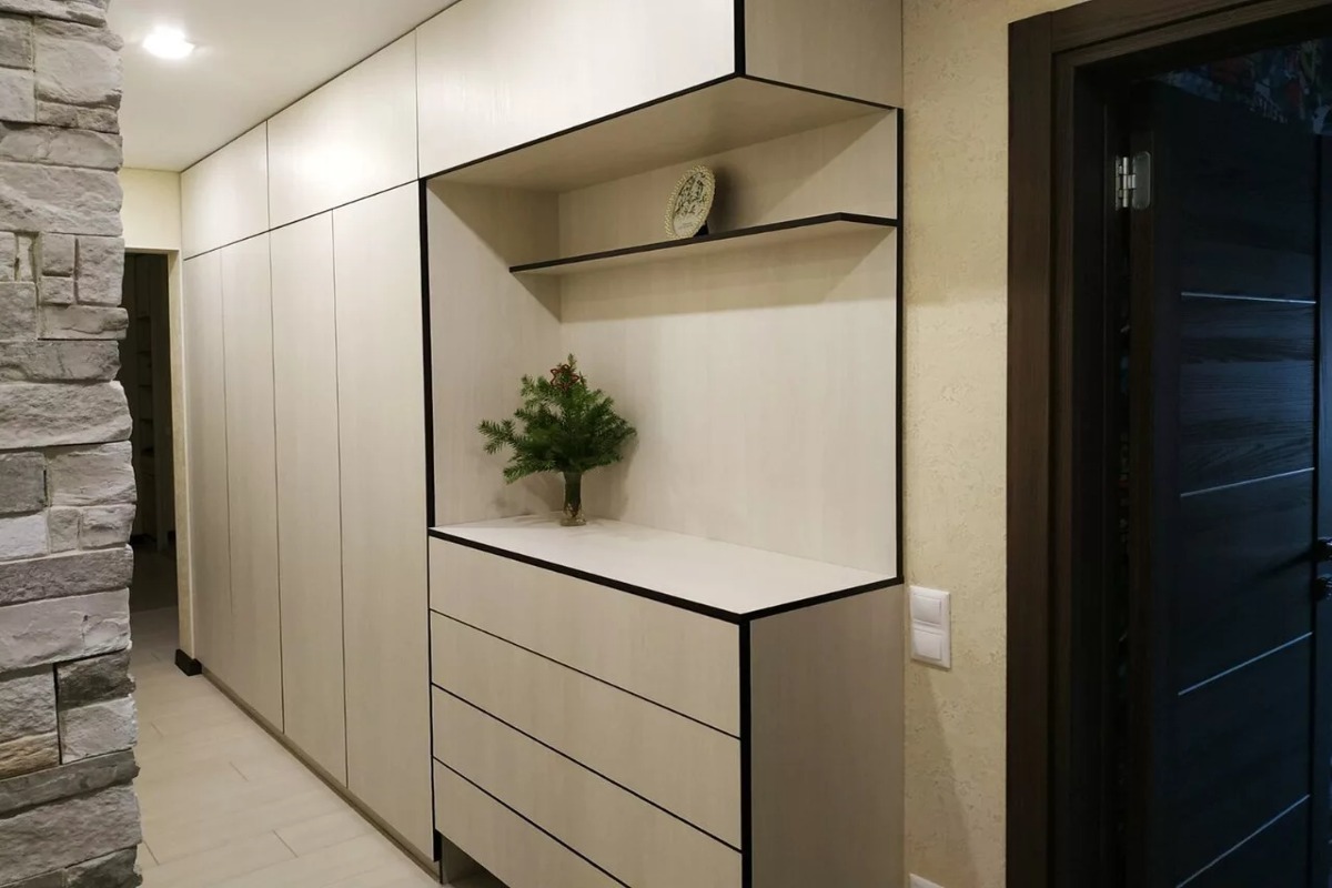 Дизайн длинного коридора со шкафом